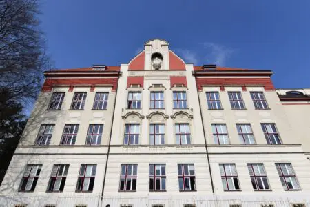 Střední školy a učiliště