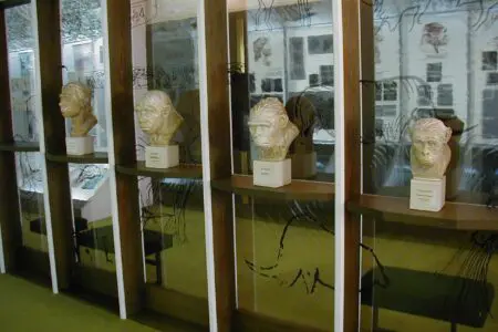 Fotografie ze staré antropologické expozice.