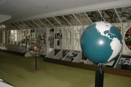 Fotografie ze staré antropologické expozice.