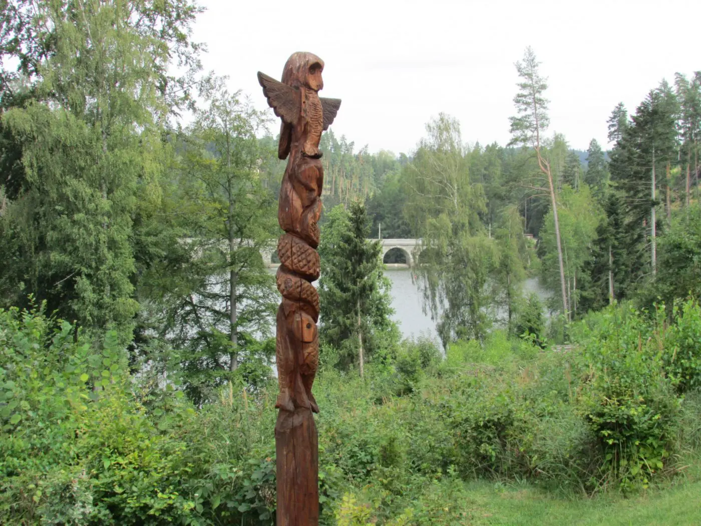 Za dřevěnými sochami Ladislava Jaroše