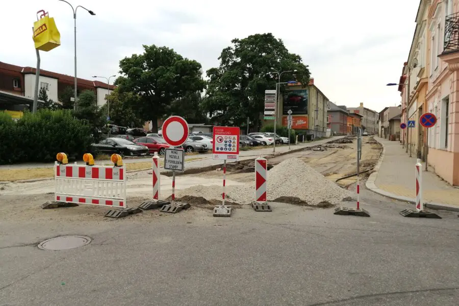 Rada města neakceptovala celý návrh společnosti STRABAG na prodloužení termínu rekonstrukce ulice Na Kasárnách