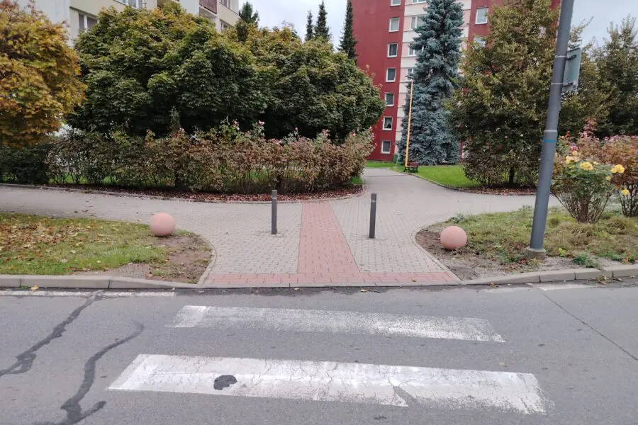 Proč byly na chodnících v lokalitě Na Rybníčku instalovány sloupky?
