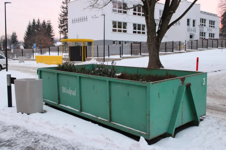 Kontejnery na vánoční stromečky zůstanou rozmístěny do konce ledna