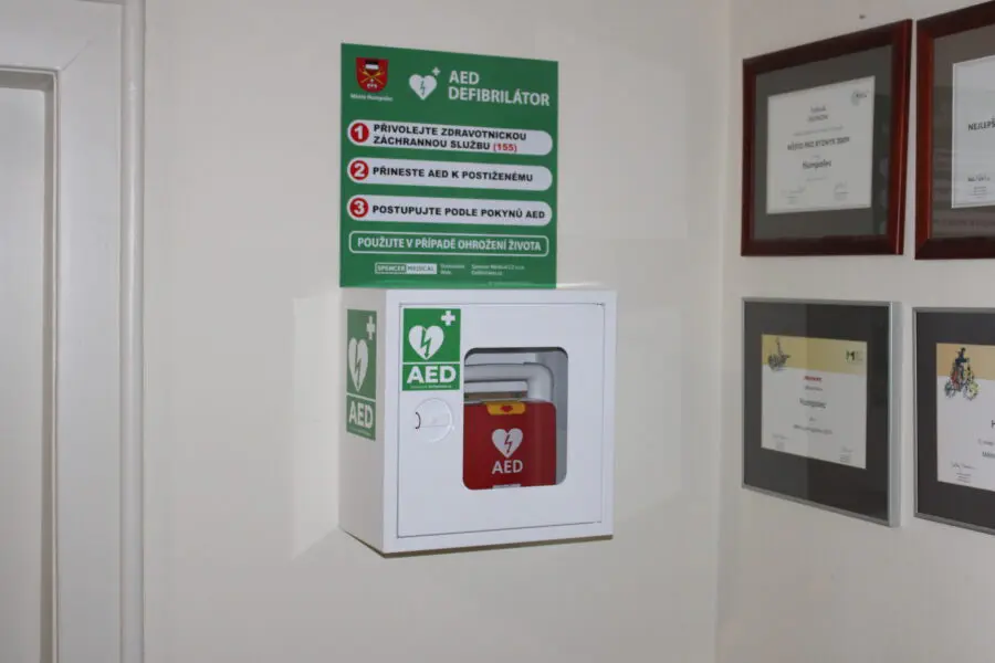 Radnice pořídila dva automatické defibrilátory