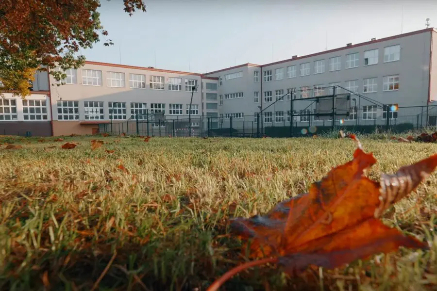 Zastupitelé města byli seznámeni se situací na ZŠ Hradská. Město podniká kroky ke zklidnění situace