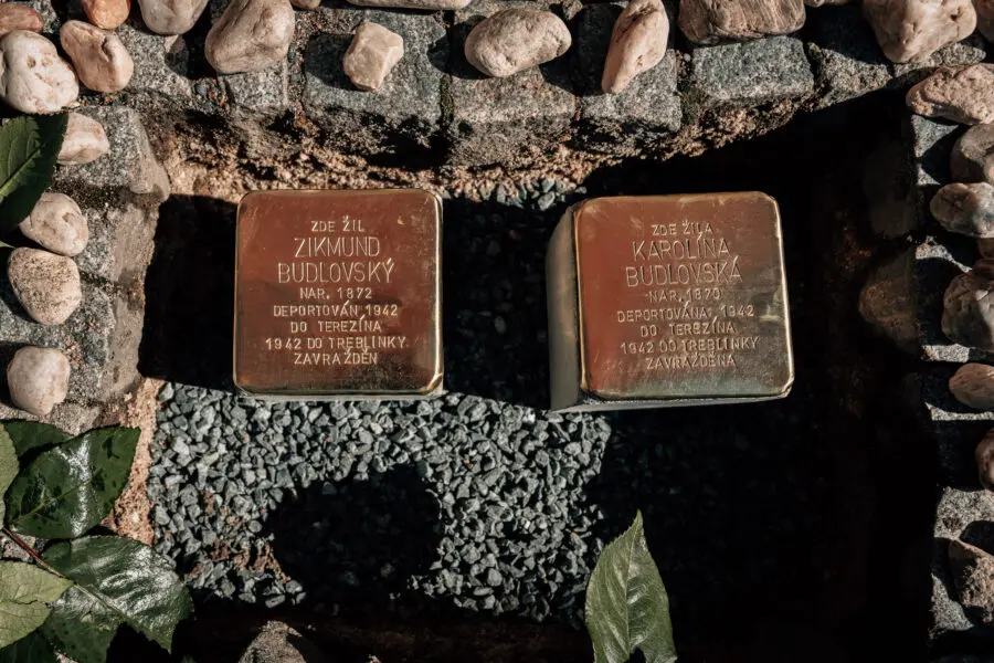 Další dva kameny zmizelých připomínají tragický osud sourozenců Budlovských